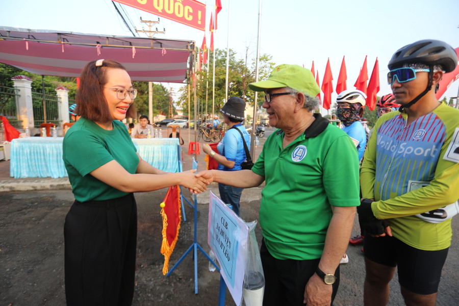 Ban tổ chức trao cờ cho các CLB tham gia giải. Ảnh: Văn Ngọc Ban tổ chức trao cờ cho các CLB tham gia giải. Ảnh: Văn Ngọc