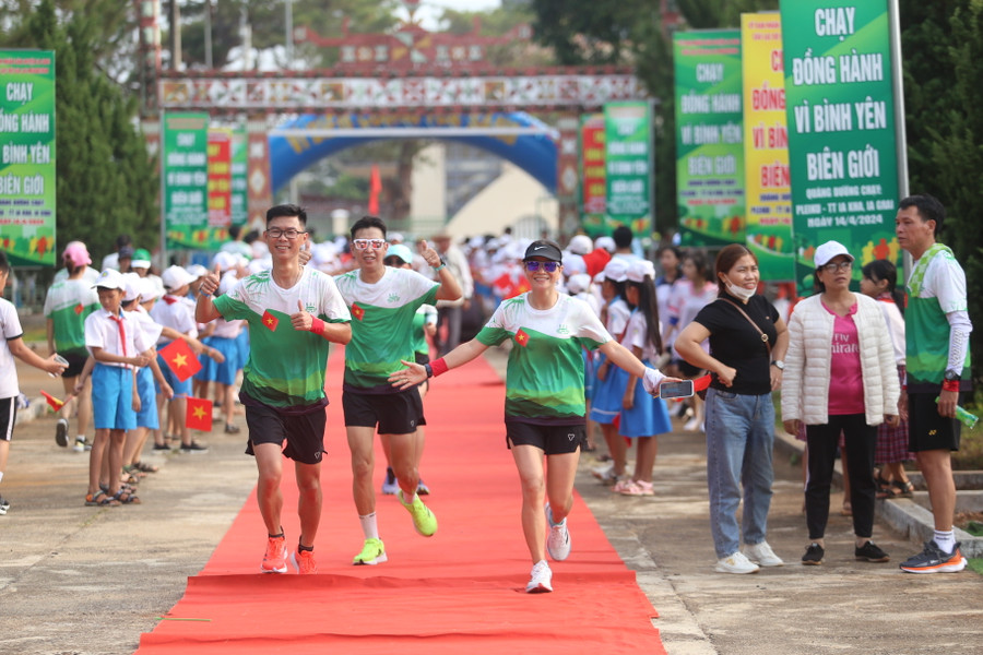 Thảm đỏ chào đón các VĐV ở khu vực về đích. Ảnh: Văn Ngọc Thảm đỏ chào đón các VĐV ở khu vực về đích. Ảnh: Văn Ngọc