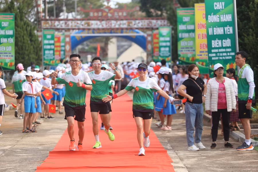 Thảm đỏ chào đón các VĐV ở khu vực về đích. Ảnh: Văn Ngọc