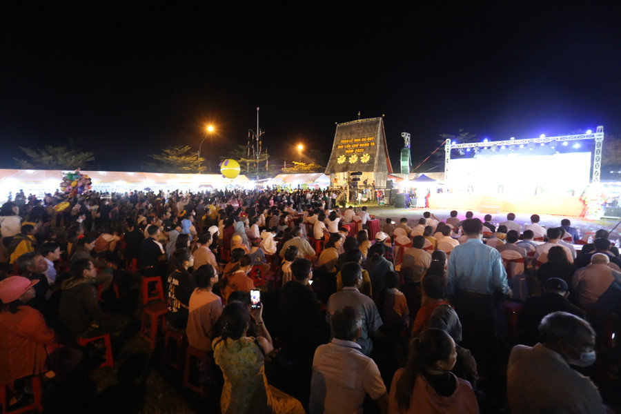 Hàng ngàn du khách đã đổ về nhà rông làng Ia Gri để theo dõi lễ khai mạc của Lễ hội. Ảnh: Văn Ngọc