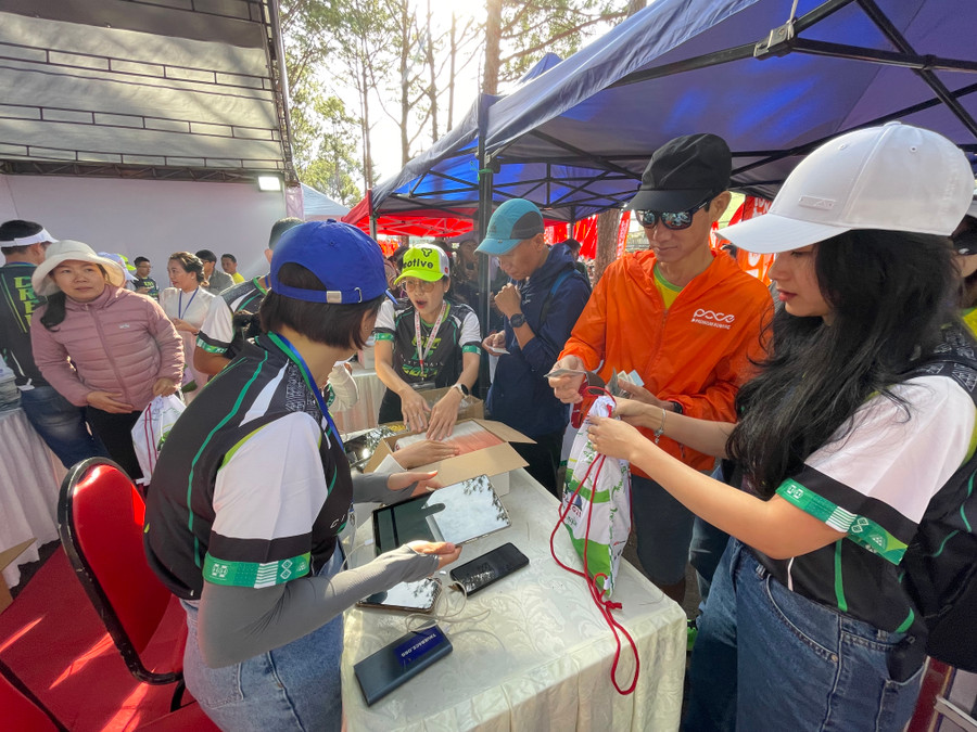 Ban tổ chức tiến hành phát race kit cho các VĐV. Ảnh: Văn Ngọc Ban tổ chức tiến hành phát race kit cho các VĐV. Ảnh: Văn Ngọc