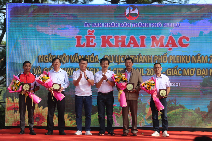 Ban tổ chức trao kỷ niệm chương cho các đơn vị đồng hành cùng giải. Ảnh: Văn Ngọc Ban tổ chức trao kỷ niệm chương cho các đơn vị đồng hành cùng giải. Ảnh: Văn Ngọc