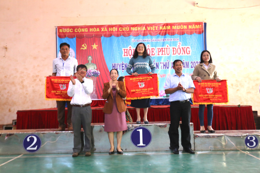 Ban tổ chức trao giải toàn đoàn cho các trường ở bậc THCS. Ảnh: Văn Ngọc