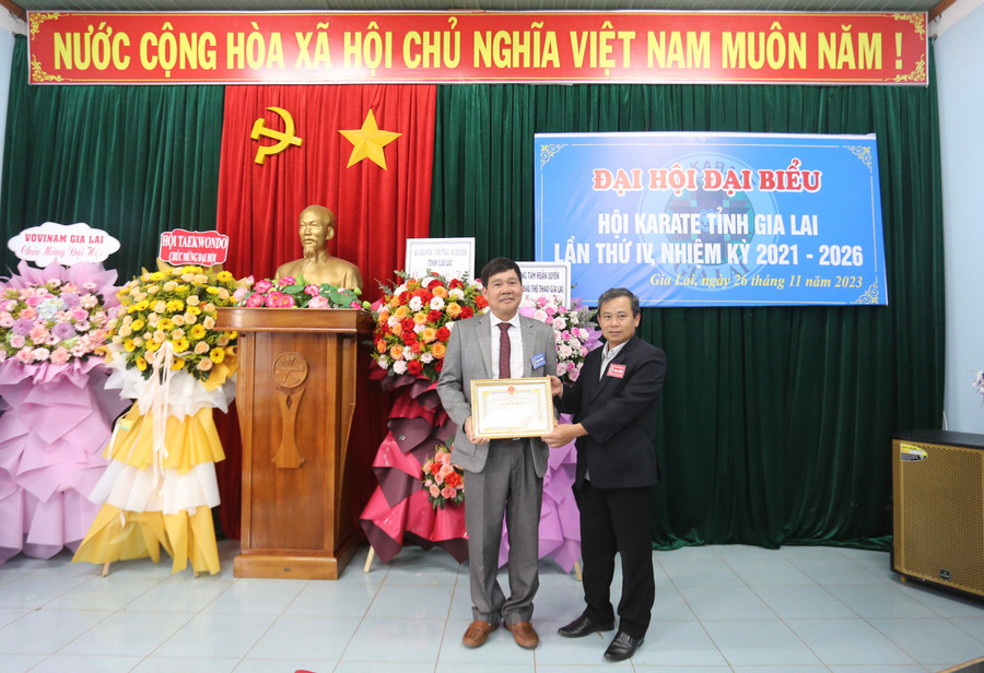 Đại diện Hội Karate tỉnh (trái) nhận Giấy khen vì đã có thành tích xuất sắc trong việc phát triển phong trào Karate trên địa bàn tỉnh. Ảnh: Văn Ngọc Đại diện Hội Karate tỉnh (trái) nhận Giấy khen vì đã có thành tích xuất sắc trong việc phát triển phong trào Karate trên địa bàn tỉnh. Ảnh: Văn Ngọc