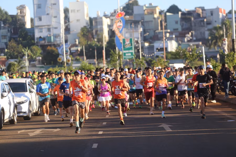 Hơn 300 vận động viên chạy trong lễ phát động giải chạy BIDV Tết ấm cho người nghèo. Ảnh: Văn Ngọc