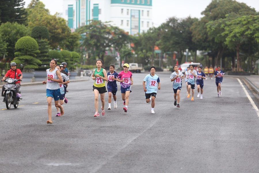 Các VĐV sẽ chạy ở những tuyến đường trung tâm thành phố. Ảnh: Văn Ngọc Các VĐV sẽ chạy ở những tuyến đường trung tâm thành phố. Ảnh: Văn Ngọc