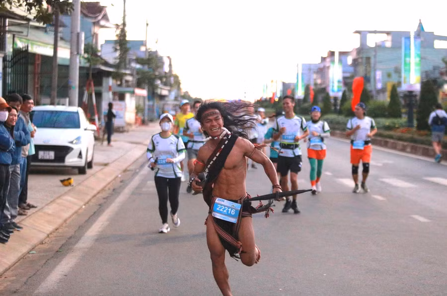 Chàng trai Jrai Rcom Bus với trang phục truyền thống của dân tộc mình. Ảnh: Văn Ngọc