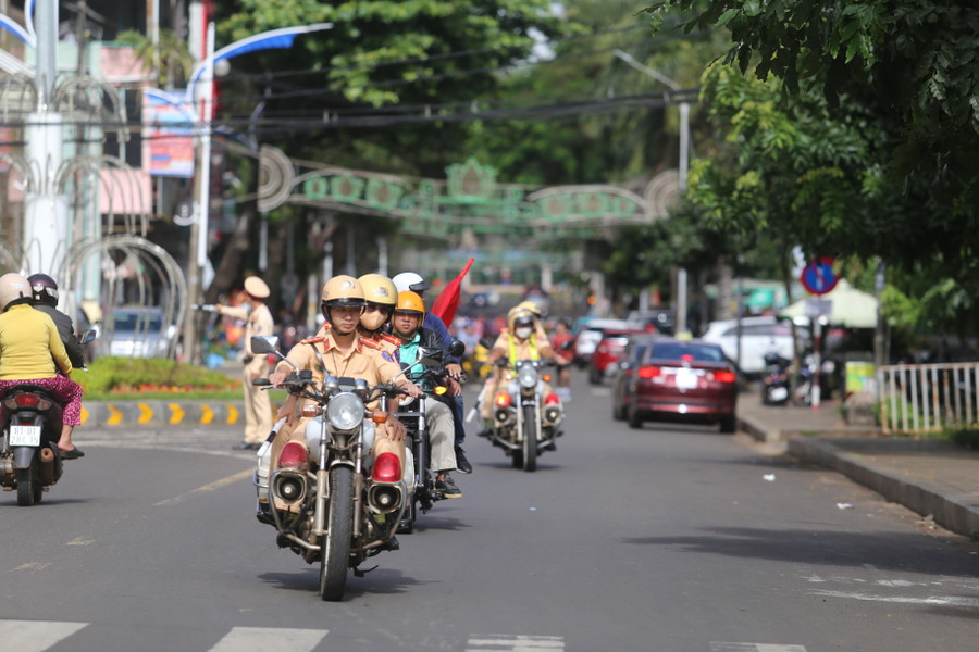 Công an TP. Pleiku làm nhiệm vụ dẫn đoàn và đảm bảo an toàn cho đường chạy. Ảnh: Văn Ngọc Công an TP. Pleiku làm nhiệm vụ dẫn đoàn và đảm bảo an toàn cho đường chạy. Ảnh: Văn Ngọc