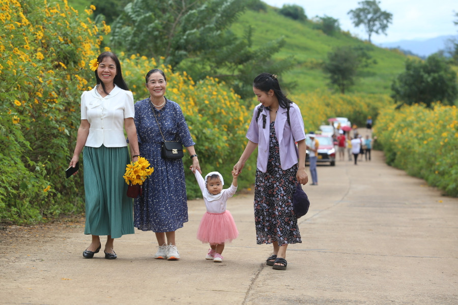 Đông đảo du khách đã đổ về Chư Đang Ya. Ảnh: Văn Ngọc