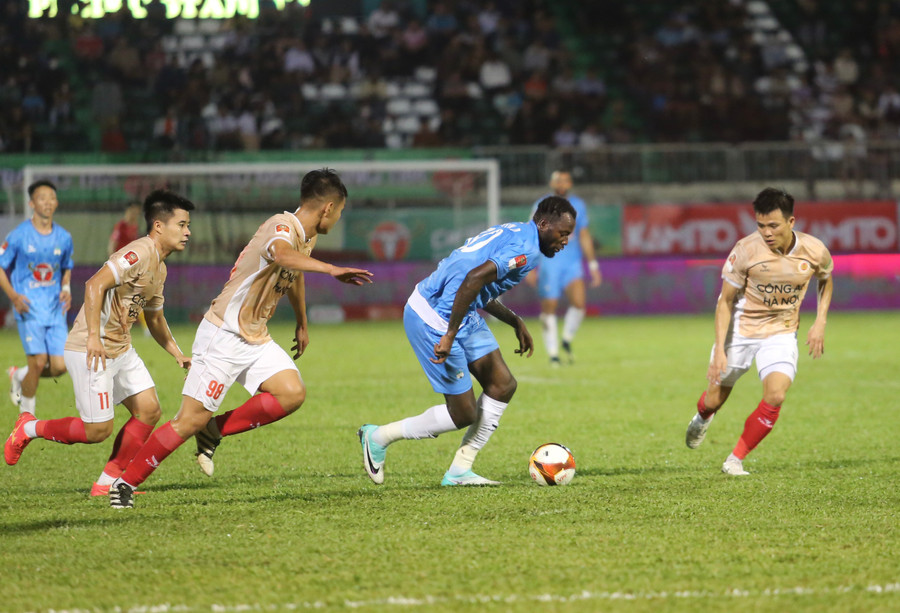 Martin (thứ 2 từ phải qua) khá lạc lõng trên hàng công. Ảnh: Văn Ngọc