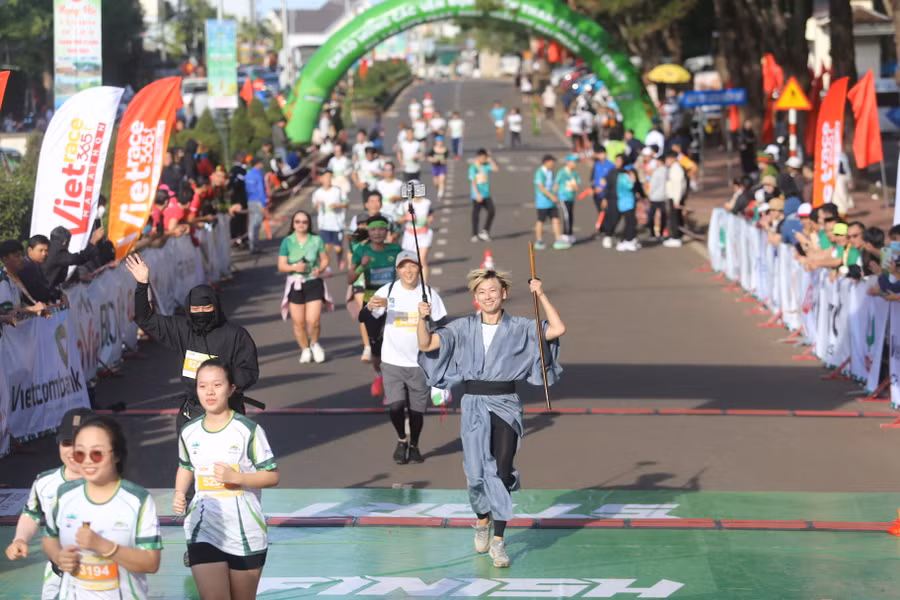 Cặp VĐV hóa thân thành các samurai Nhật Bản. Ảnh: Văn Ngọc