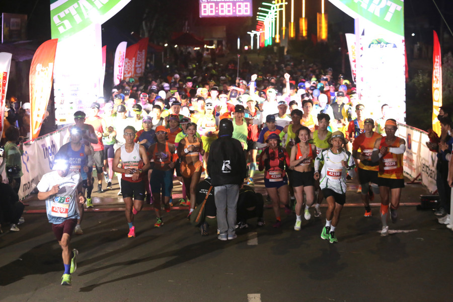 Cự ly đầu tiên 42 km xuất phát lúc 4 giờ. Ảnh: Văn Ngọc Cự ly đầu tiên 42 km xuất phát lúc 4 giờ. Ảnh: Văn Ngọc
