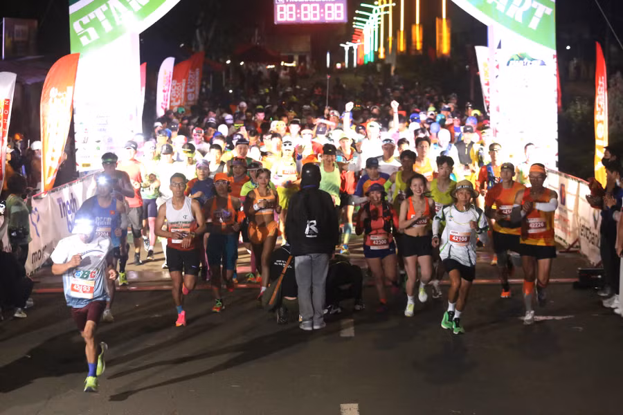 Cự ly đầu tiên 42 km xuất phát lúc 4 giờ. Ảnh: Văn Ngọc