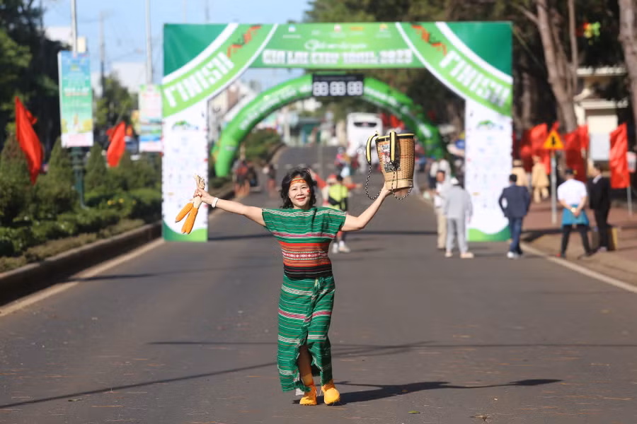 Runner háo hức trước cuộc tranh tài diễn ra vào sáng 19-11. Ảnh: Văn Ngọc