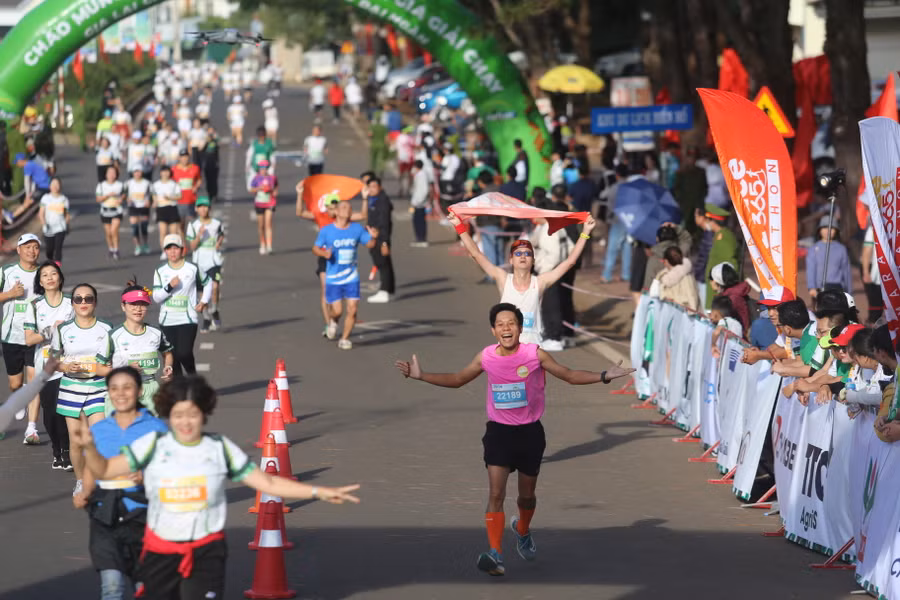 Cảm xúc mãnh liệt của các VĐV khi hoàn thành cự ly của mình. Ảnh: Văn Ngọc