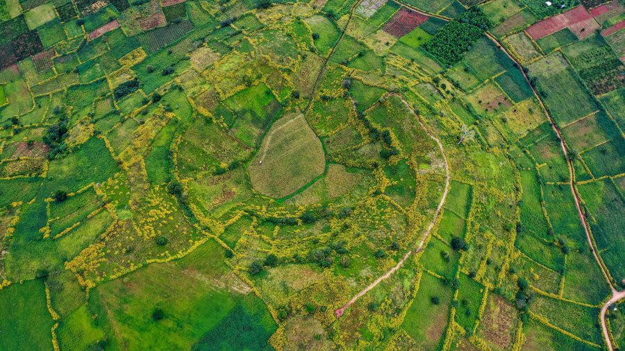 Những gam màu xanh và vàng nổi bật của miệng núi lửa. Ảnh: Bi Ly