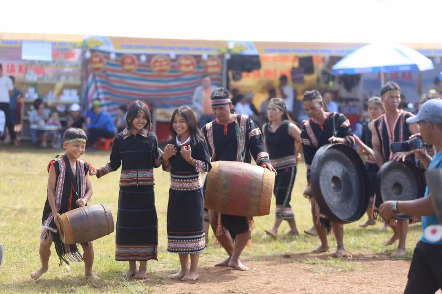 Các "nghệ nhân nhí" hào hứng biểu diễn tại Lễ hội. Ảnh: Văn Ngọc