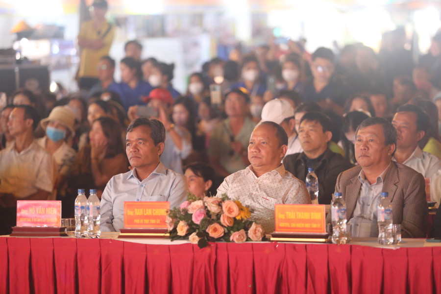 Các đồng chí lãnh đạo tỉnh tham dự lễ khai mạc. Ảnh: Văn Ngọc