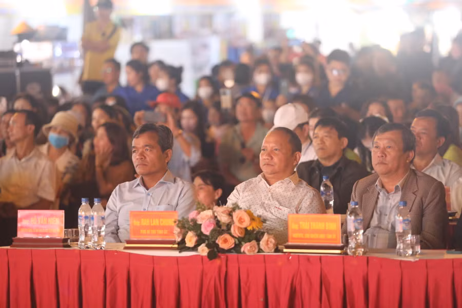 Các đồng chí lãnh đạo tỉnh tham dự lễ khai mạc. Ảnh: Văn Ngọc