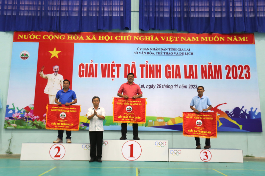 Ban tổ chức trao giải cho các đoàn đạt giải cao ở hệ phong trào. Ảnh: Văn Ngọc Ban tổ chức trao giải cho các đoàn đạt giải cao ở hệ phong trào. Ảnh: Văn Ngọc