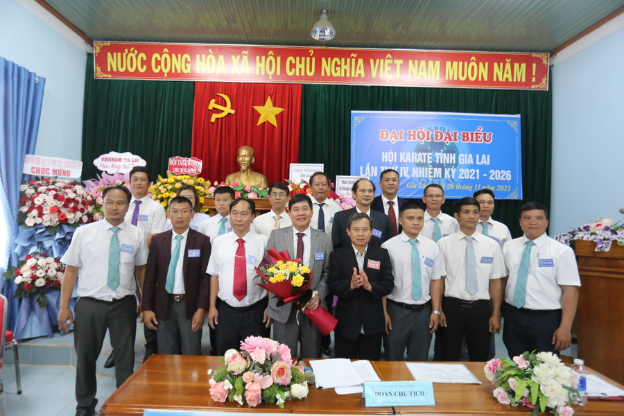 Ban Chấp hành Hội Karate tỉnh nhiệm kỳ 2021-2026 gồm 17 thành viên. Ảnh: Văn Ngọc Ban Chấp hành Hội Karate tỉnh nhiệm kỳ 2021-2026 gồm 17 thành viên. Ảnh: Văn Ngọc