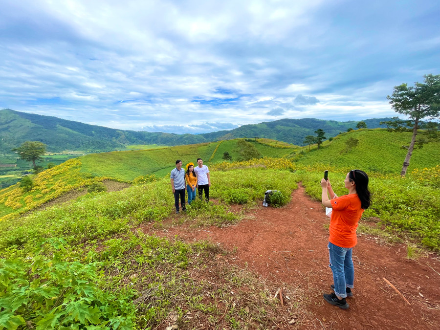 Du khách thích thú chinh phục đỉnh núi để ngắm khung cảnh từ trên cao. Ảnh: Văn Ngọc