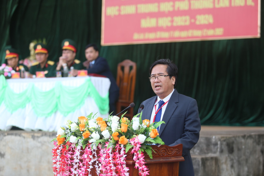 Phó Giám đốc Sở Giáo dục và Đào tạo Trần Bá Công phát biểu khai mạc Hội thao. Ảnh: Văn Ngọc