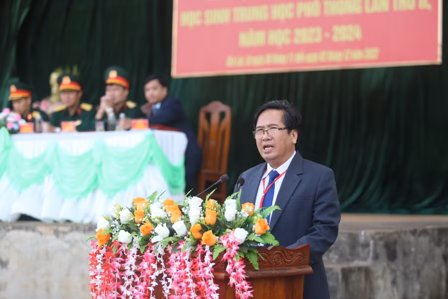 Phó Giám đốc Sở Giáo dục và Đào tạo Trần Bá Công phát biểu khai mạc Hội thao. Ảnh: Văn Ngọc