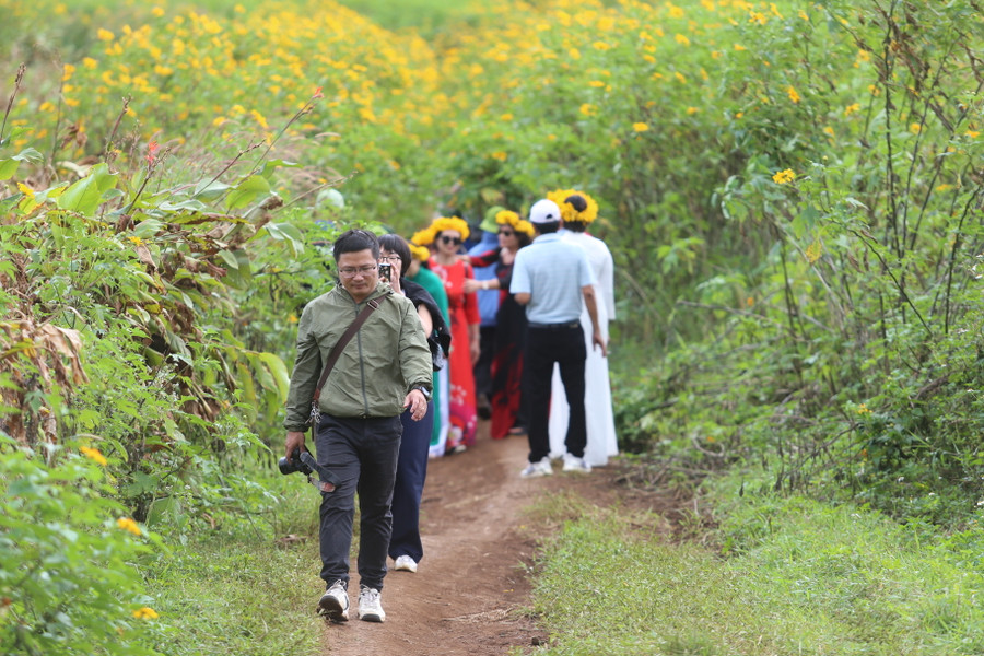 Nhiều du khách thích thú với thử thách chinh phục đỉnh Chư Đang Ya. Ảnh: Văn Ngọc Nhiều du khách thích thú với thử thách chinh phục đỉnh Chư Đang Ya. Ảnh: Văn Ngọc