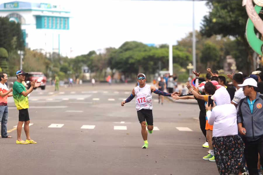 Các VĐV nhận được sự cổ vũ nồng nhiệt của khán giả. Ảnh: Văn Ngọc