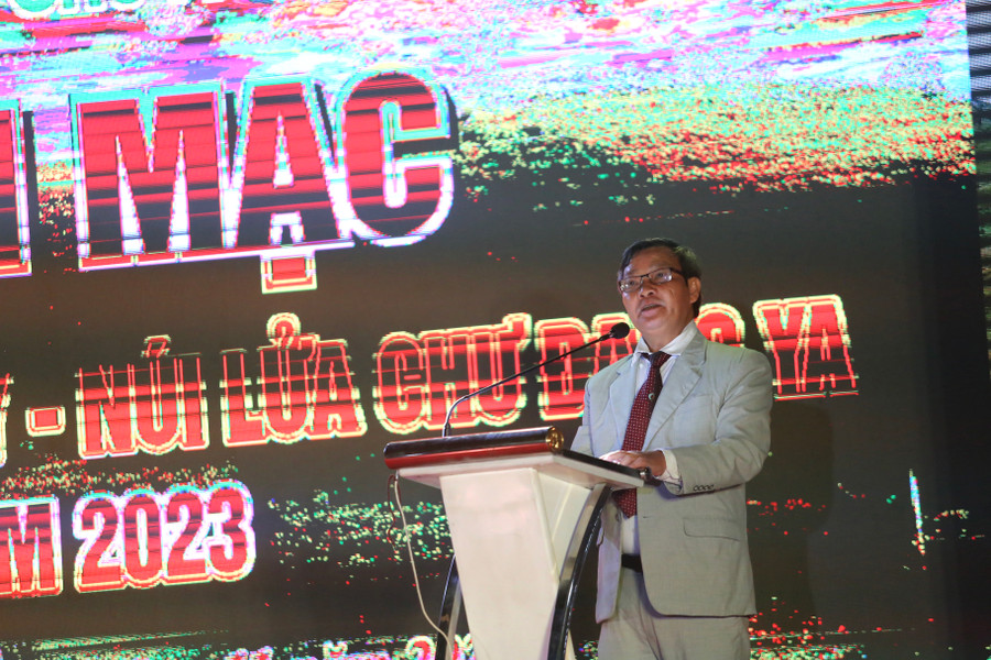 Ông Nguyễn Ngọc Thanh-Phó Chủ tịch UBND huyện Chư Păh, Trưởng Ban tổ chức Lễ hội phát biểu tại buổi khai mạc. Ảnh: Văn Ngọc
