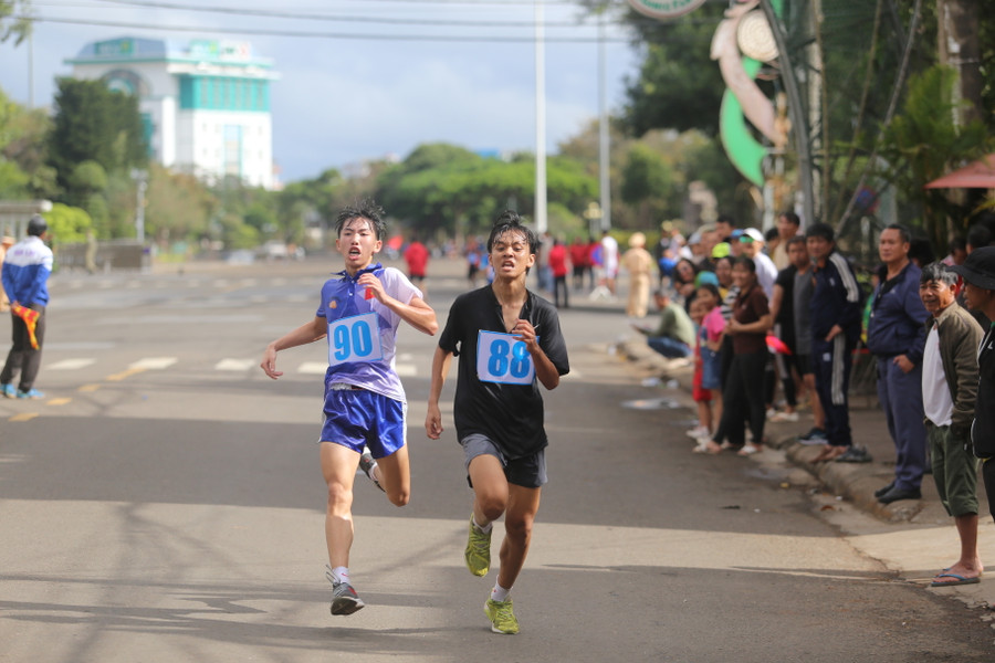 Những chân chạy thể hiện quyết tâm để chinh phục cự ly của mình. Ảnh: Văn Ngọc Những chân chạy thể hiện quyết tâm để chinh phục cự ly của mình. Ảnh: Văn Ngọc
