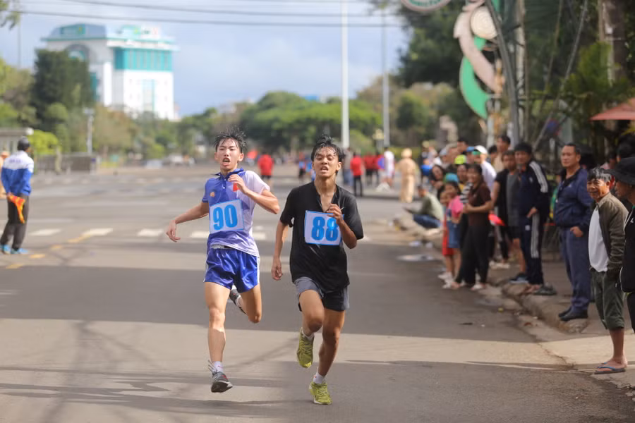 Những chân chạy thể hiện quyết tâm để chinh phục cự ly của mình. Ảnh: Văn Ngọc