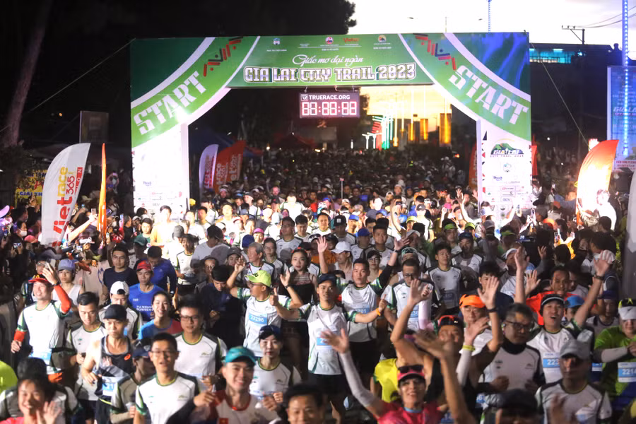 "Biển người" xuất phát ở cự ly 21 km. Ảnh: Văn Ngọc