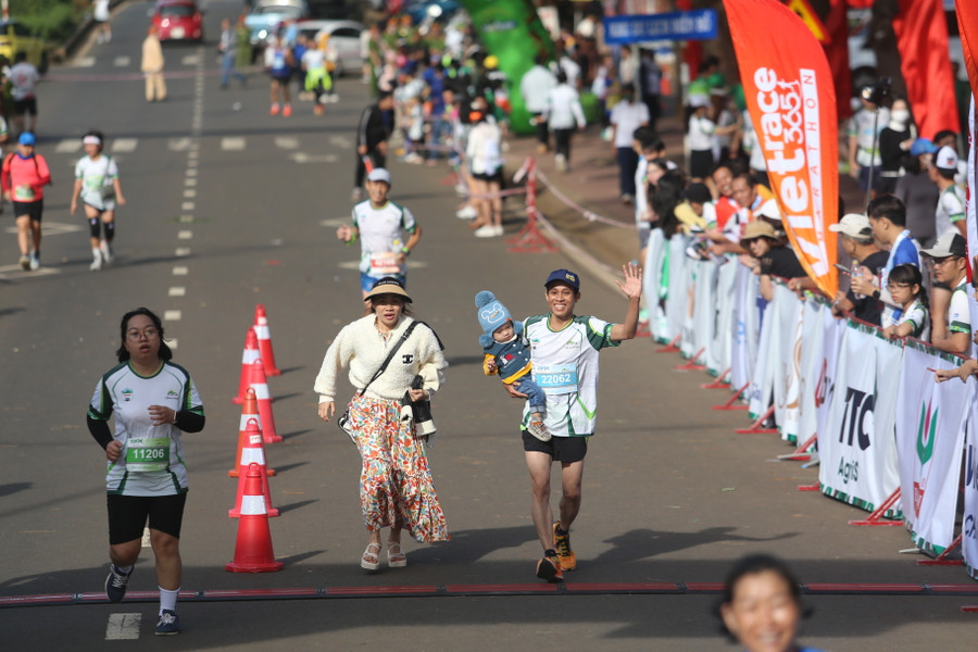 Cả gia đình runner đều về đích ở giải chạy. Ảnh: Văn Ngọc Cả gia đình runner đều về đích ở giải chạy. Ảnh: Văn Ngọc
