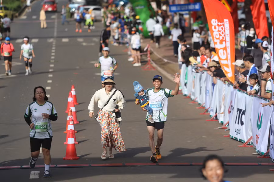 Cả gia đình runner đều về đích ở giải chạy. Ảnh: Văn Ngọc