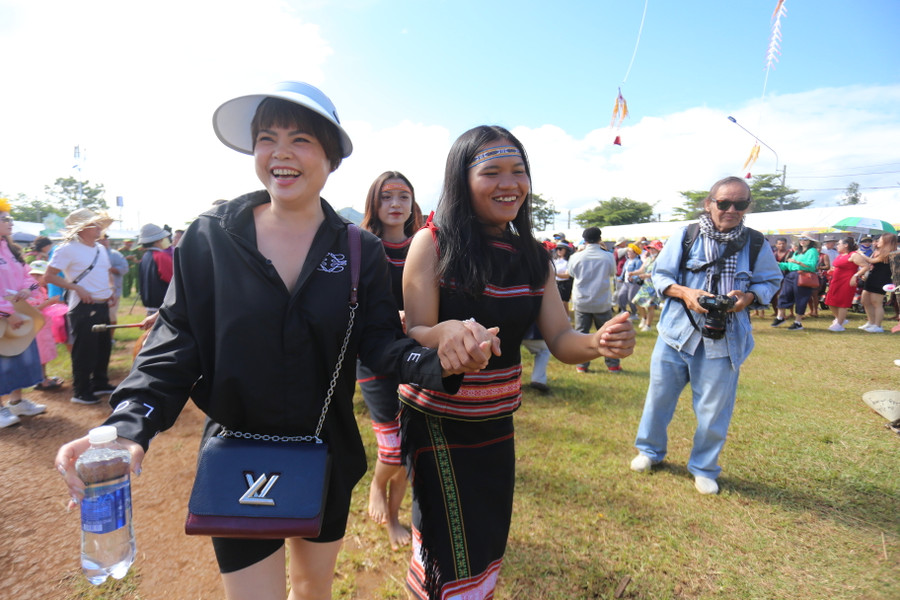 Du khách cùng tham gia múa xoang với thiếu nữ Jrai. Ảnh: Văn Ngọc Du khách cùng tham gia múa xoang với thiếu nữ Jrai. Ảnh: Văn Ngọc