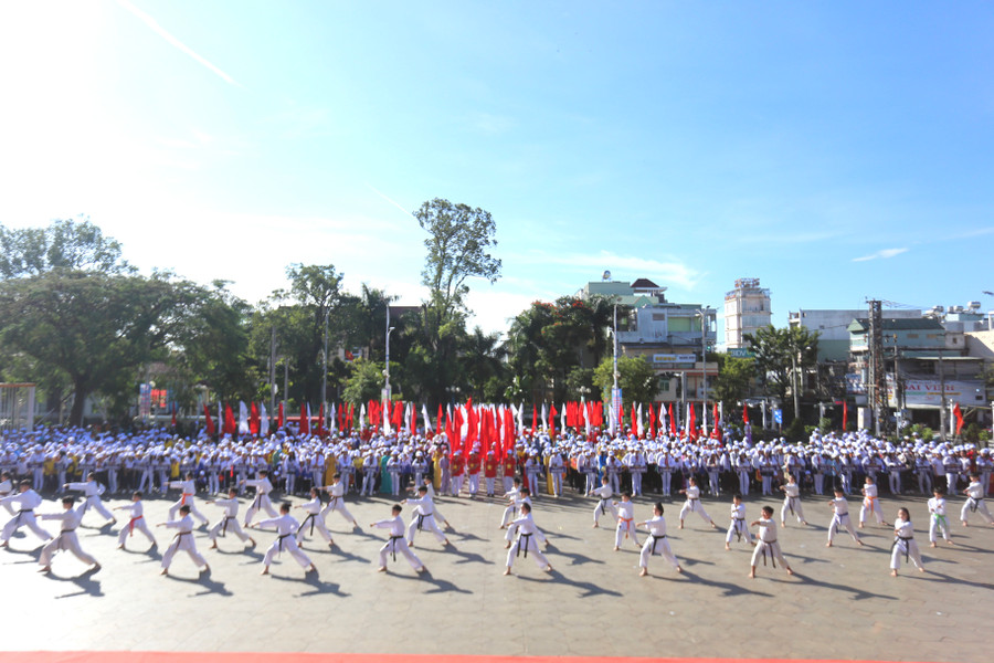 Đông đảo môn sinh Karate tham gia chương trình đồng diễn. Ảnh: Văn Ngọc