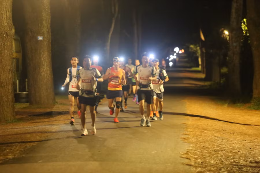 Cự ly 42 km phải thi đấu trong điều kiện ánh sáng hạn chế. Ảnh: Văn Ngọc