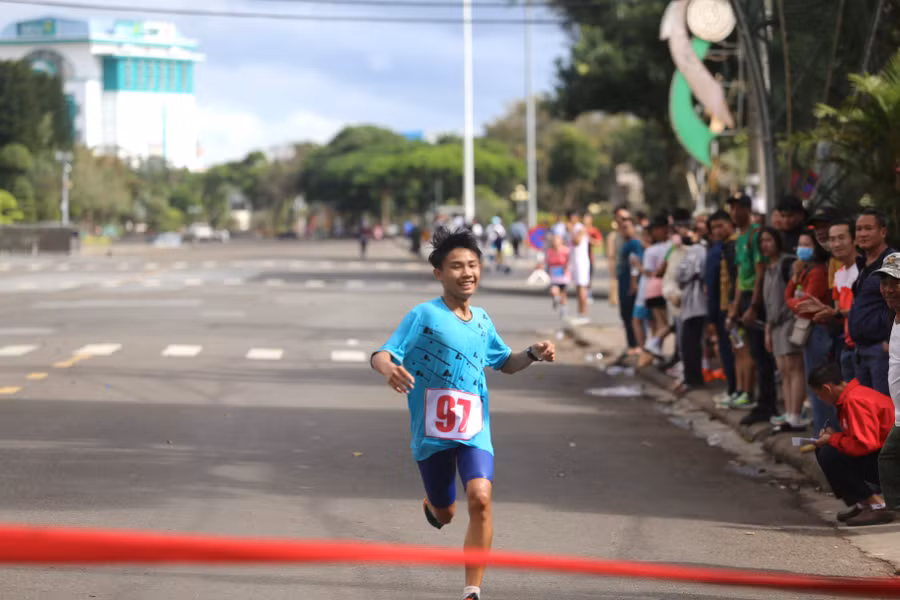 VĐV Nguyễn Sỹ Cường (TP. Pleiku) đã giành huy chương vàng cự ly 5 km nam trẻ hệ phong trào. Ảnh: Văn Ngọc