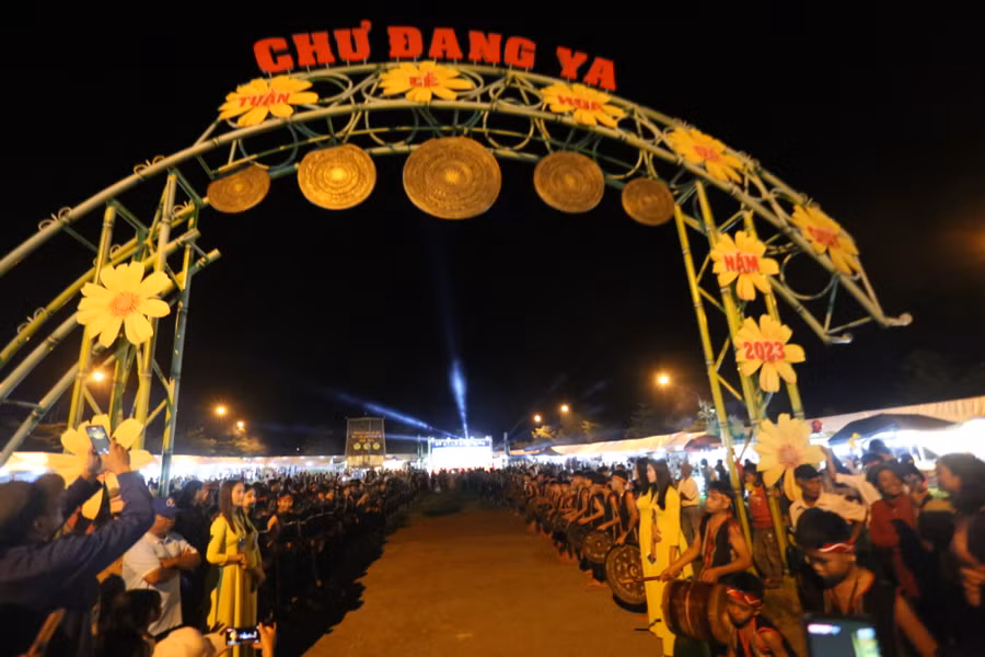 Núi lửa Chư Đăng Ya chính thức bước vào ngày hội lớn nhất trong năm. Ảnh: Văn Ngọc