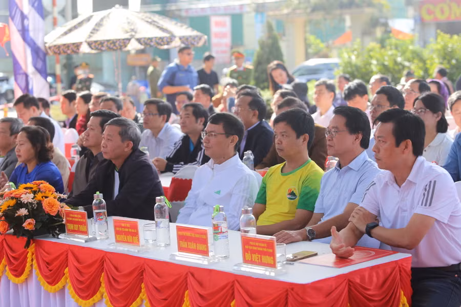 Các đại biểu tham dự lễ khai mạc. Ảnh: Văn Ngọc