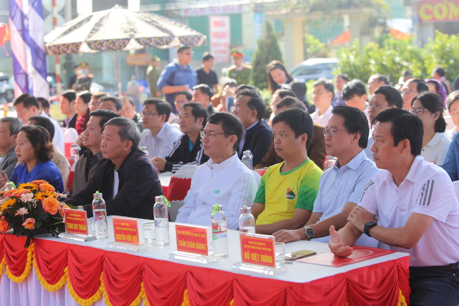 Các đại biểu tham dự lễ khai mạc. Ảnh: Văn Ngọc Các đại biểu tham dự lễ khai mạc. Ảnh: Văn Ngọc