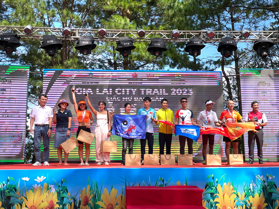 Các VĐV xuất sắc đạt giải chung cuộc ở cự ly 42 km. Ảnh: Văn Ngọc Các VĐV xuất sắc đạt giải chung cuộc ở cự ly 42 km. Ảnh: Văn Ngọc