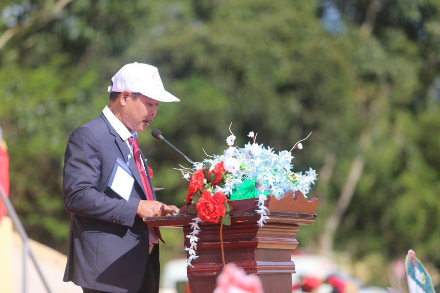 Phó Chủ tịch UBND huyện Đinh Ơng phát biểu tại lễ khai mạc. Ảnh: Văn Ngọc