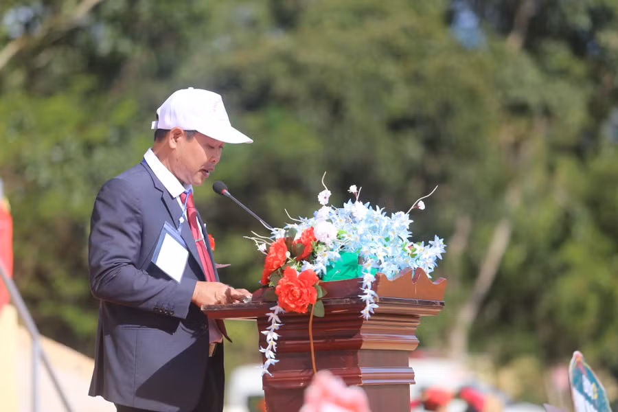 Phó Chủ tịch UBND huyện Đinh Ơng phát biểu tại lễ khai mạc. Ảnh: Văn Ngọc