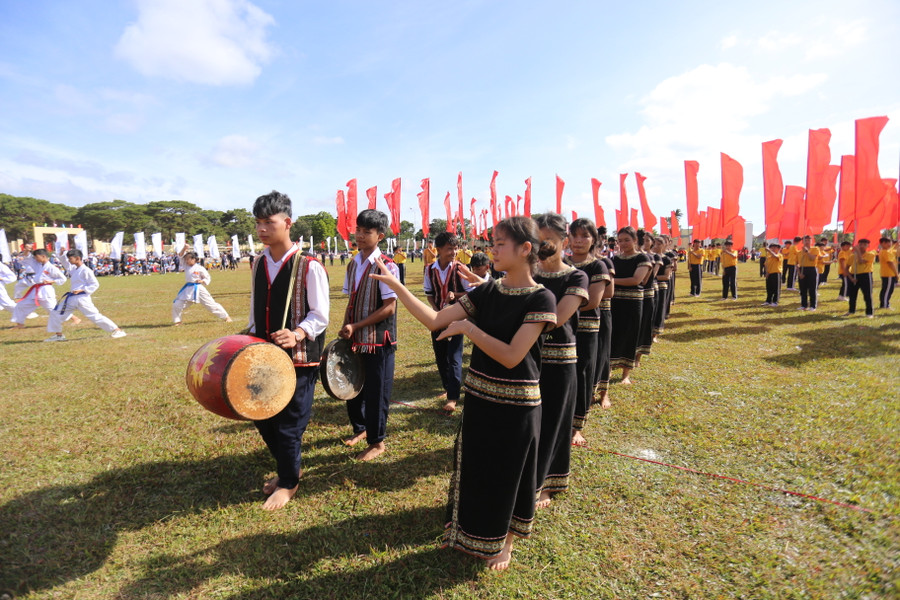 Đội cồng chiêng của các em học sinh tham gia vào chương trình đồng diễn. Ảnh: Văn Ngọc