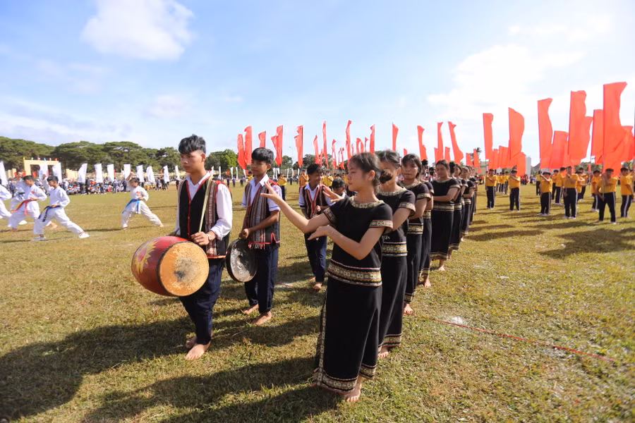 Đội cồng chiêng của các em học sinh tham gia vào chương trình đồng diễn. Ảnh: Văn Ngọc