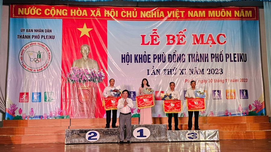 Ban tổ chức trao giải cho các Trường THCS đạt giải cao ở Hội khỏe. Ảnh: Văn Ngọc