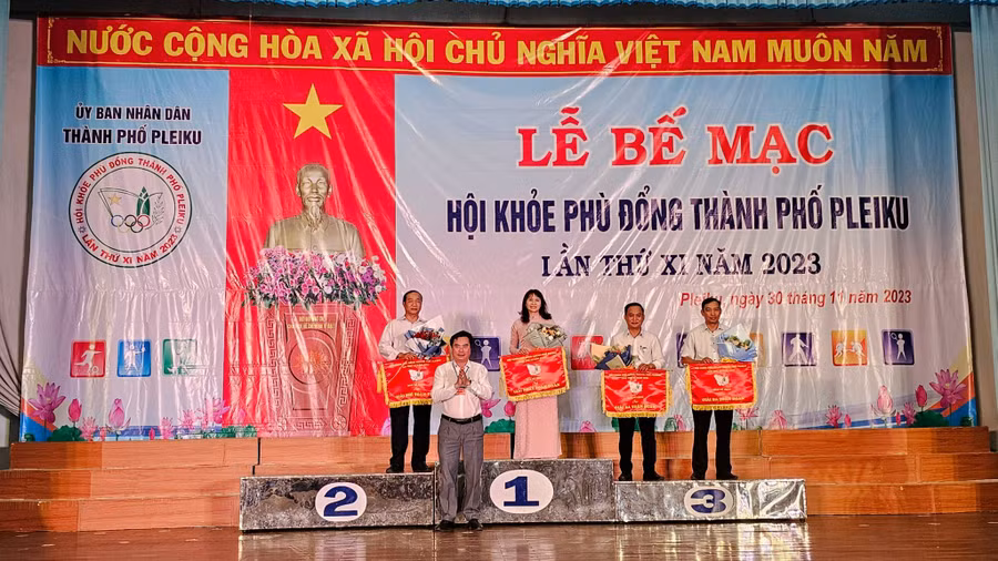 Ban tổ chức trao giải cho các Trường THCS đạt giải cao ở Hội khỏe. Ảnh: Văn Ngọc